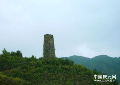 宝塔东耸